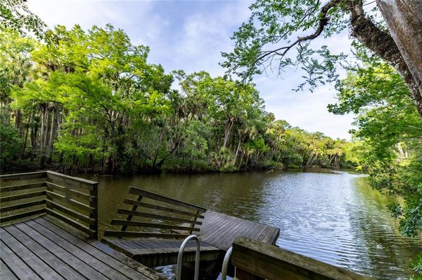 Exterior, Lake