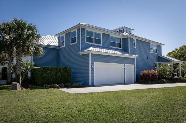 Attached, Exterior, Facade, American Craftsman
