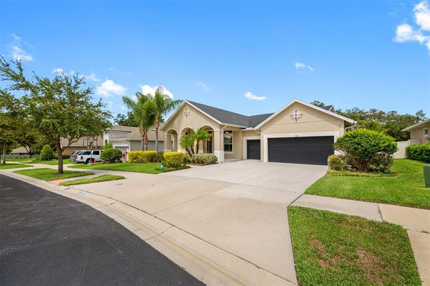 Attached, Exterior, Facade, Ranch