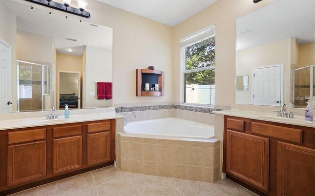 Bathroom, Dual Sink Vanities, Interior, Recessed Lighting