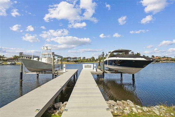 Exterior, Lake