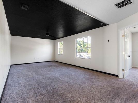 Empty room, Interior