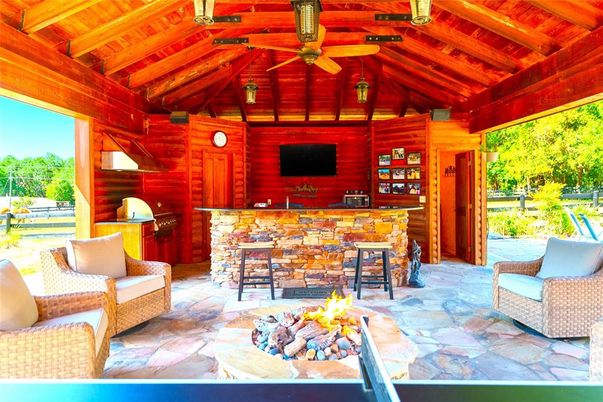 Exterior, Wooden Beams
