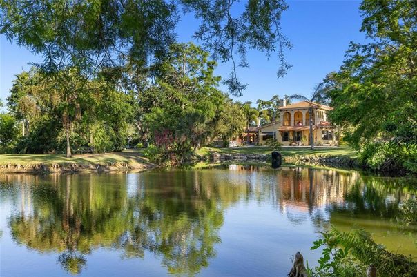 Exterior, Lake