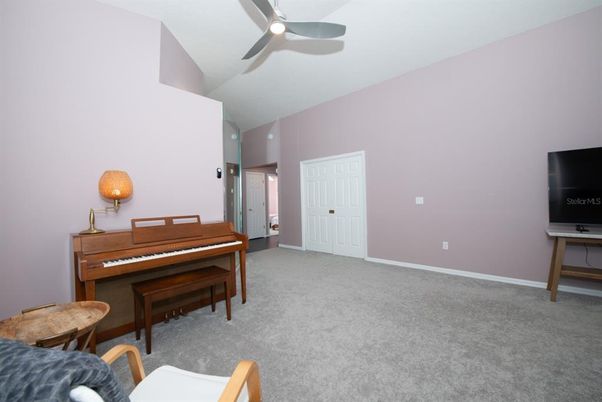 Interior, Piano