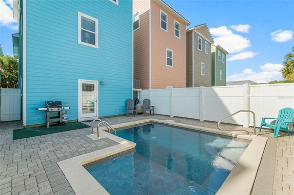Exterior, Pool
