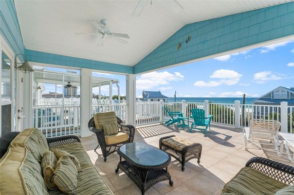 Exterior, Interior, Sun Room, Water