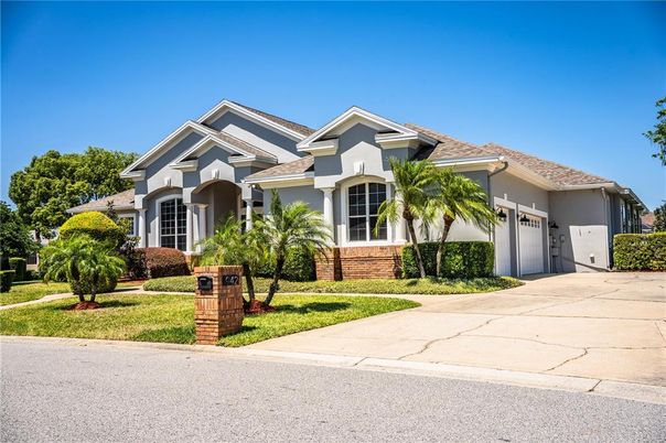 Attached, Exterior, Facade, American Craftsman