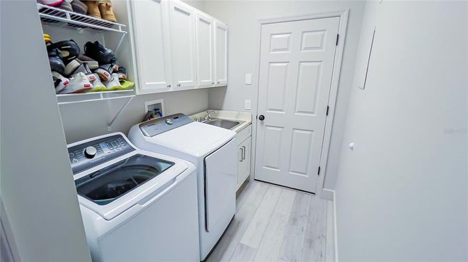 Interior, Utility Closets, Washer, Wood Texture Flooring