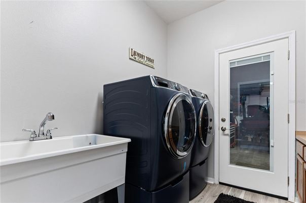 Interior, Washer, Wood Texture Flooring