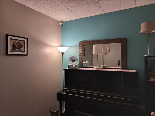 Interior, Piano