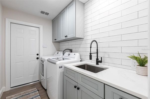 Interior, Washer, Wood Texture Flooring