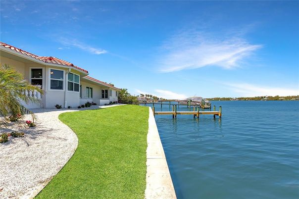 Exterior, Lake