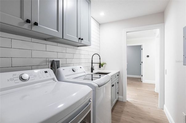Interior, Recessed Lighting, Washer, Wood Texture Flooring