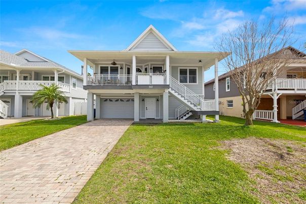 Attached, Backyard, Exterior, Facade, American Craftsman