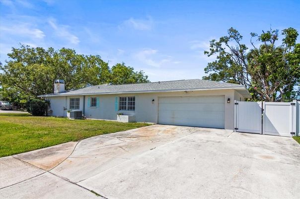 Attached, Exterior, Facade, Ranch