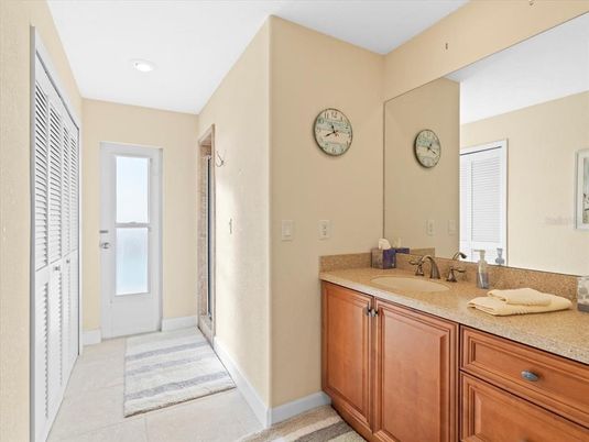 Bathroom, Dual Sink Vanities, Interior, Recessed Lighting