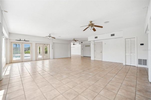 Empty room, Interior
