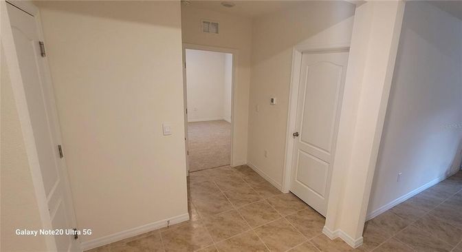 Empty room, Interior