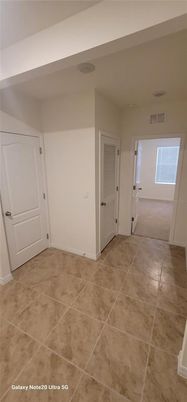 Empty room, Interior