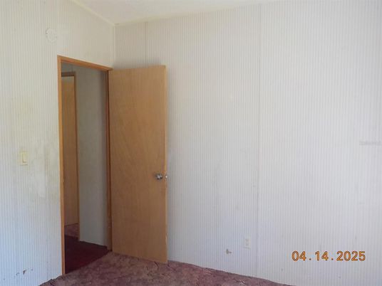 Empty room, Interior