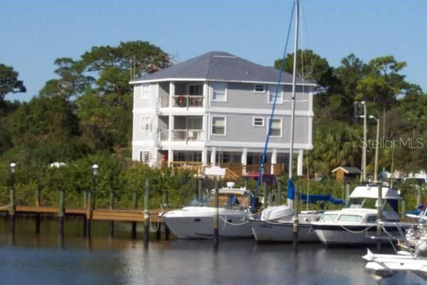 Exterior, Lake