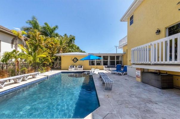 Exterior, Pool