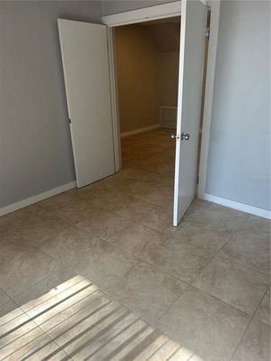 Empty room, Interior