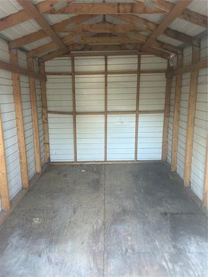 Garage, Interior, Wooden Beams