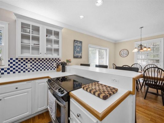 Dining room, Interior, Kitchen, Pendant Lights, Recessed Lighting, Wood Texture Flooring