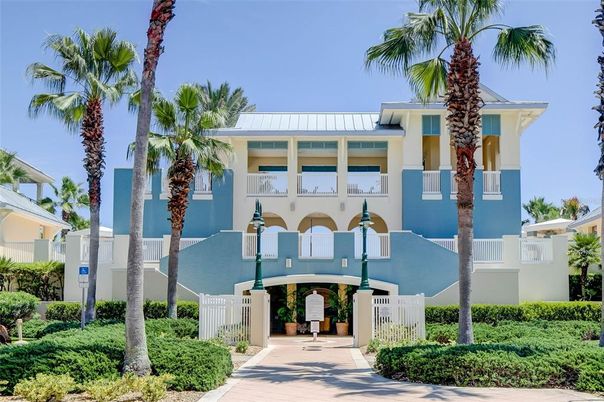 Exterior, Facade, Modern