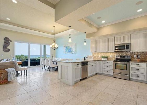 Chandelier, Dining room, Interior, Kitchen, Pendant Lights, Recessed Lighting, Stainless Steel Appliances