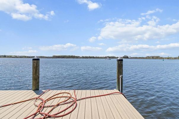Exterior, Lake