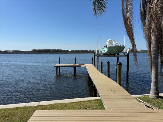 Exterior, Lake