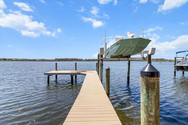 Exterior, Lake