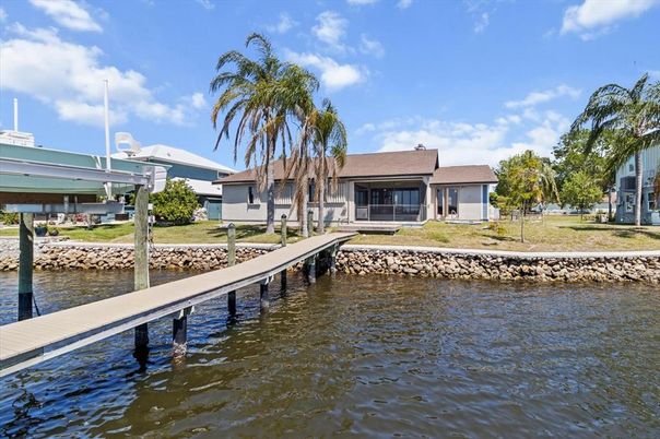 Exterior, Lake