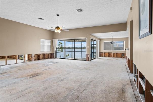 Empty room, Interior