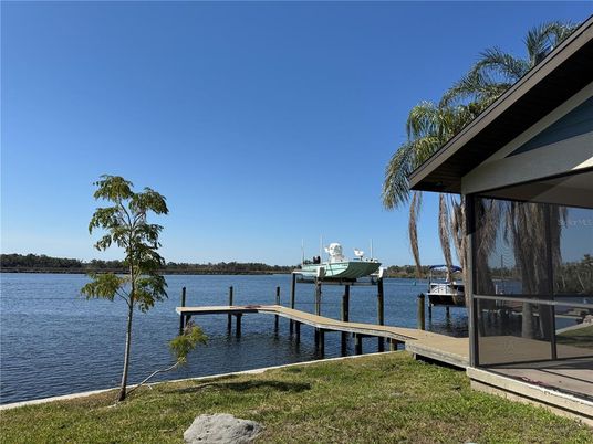 Exterior, Lake