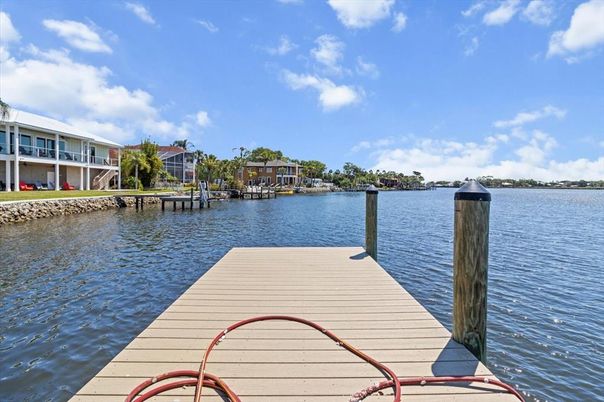 Exterior, Lake
