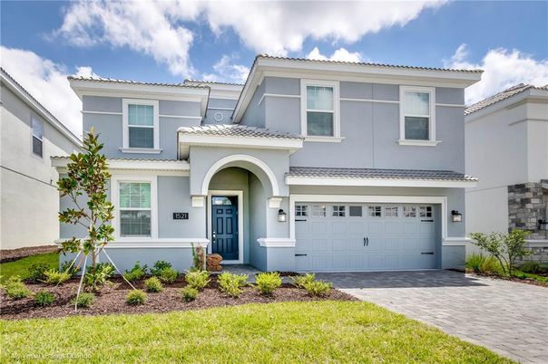 Attached, Exterior, Facade, Mediterranean