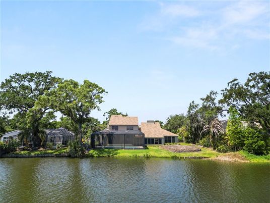Exterior, Lake