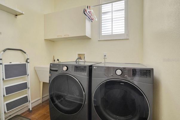 Interior, Washer, Wood Texture Flooring