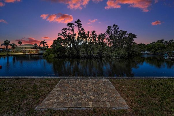 Exterior, Lake
