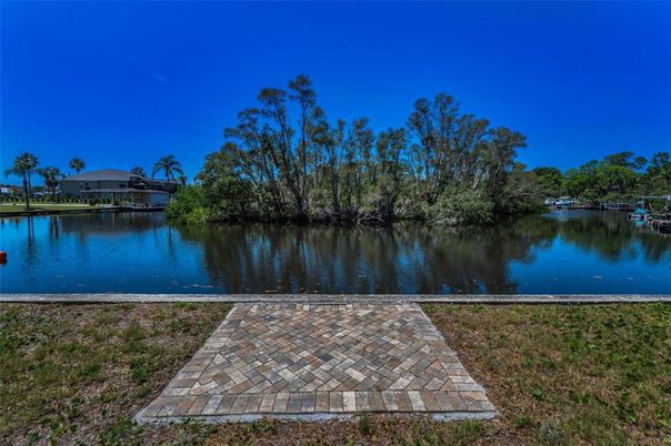 Exterior, Lake