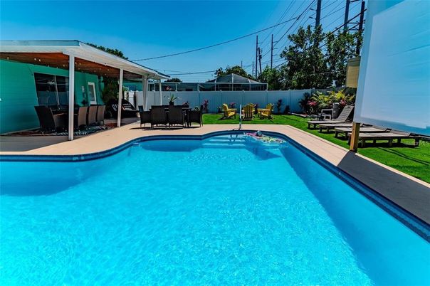 Exterior, Pool