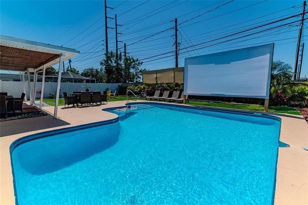 Exterior, Pool