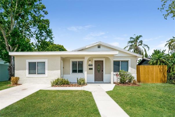 Exterior, Facade, Ranch