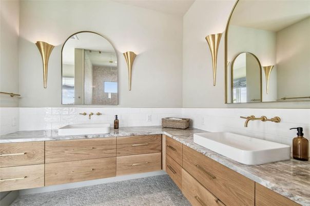 Bathroom, Dual Sink Vanities, Interior