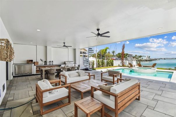 Exterior, Living room, Pool, Recessed Lighting, Water
