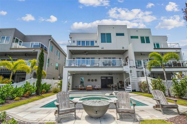 Exterior, Facade, Pool, Modern